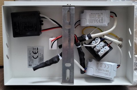 COMPACT LAMPA KINKIET 4W LED BIAŁY + ŁADOWARKA USB