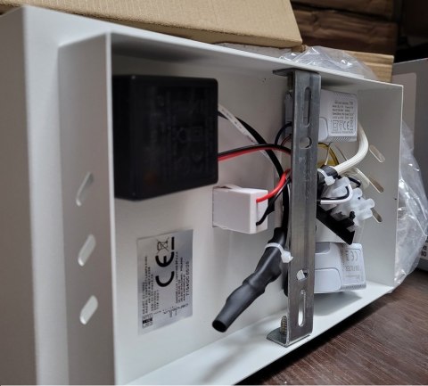 COMPACT LAMPA KINKIET 4W LED BIAŁY + ŁADOWARKA USB